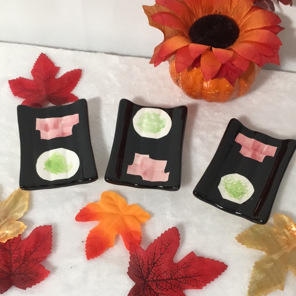 Sushi plates with decorative pink white & green abstract shapes set of two - Picture 3 of 5